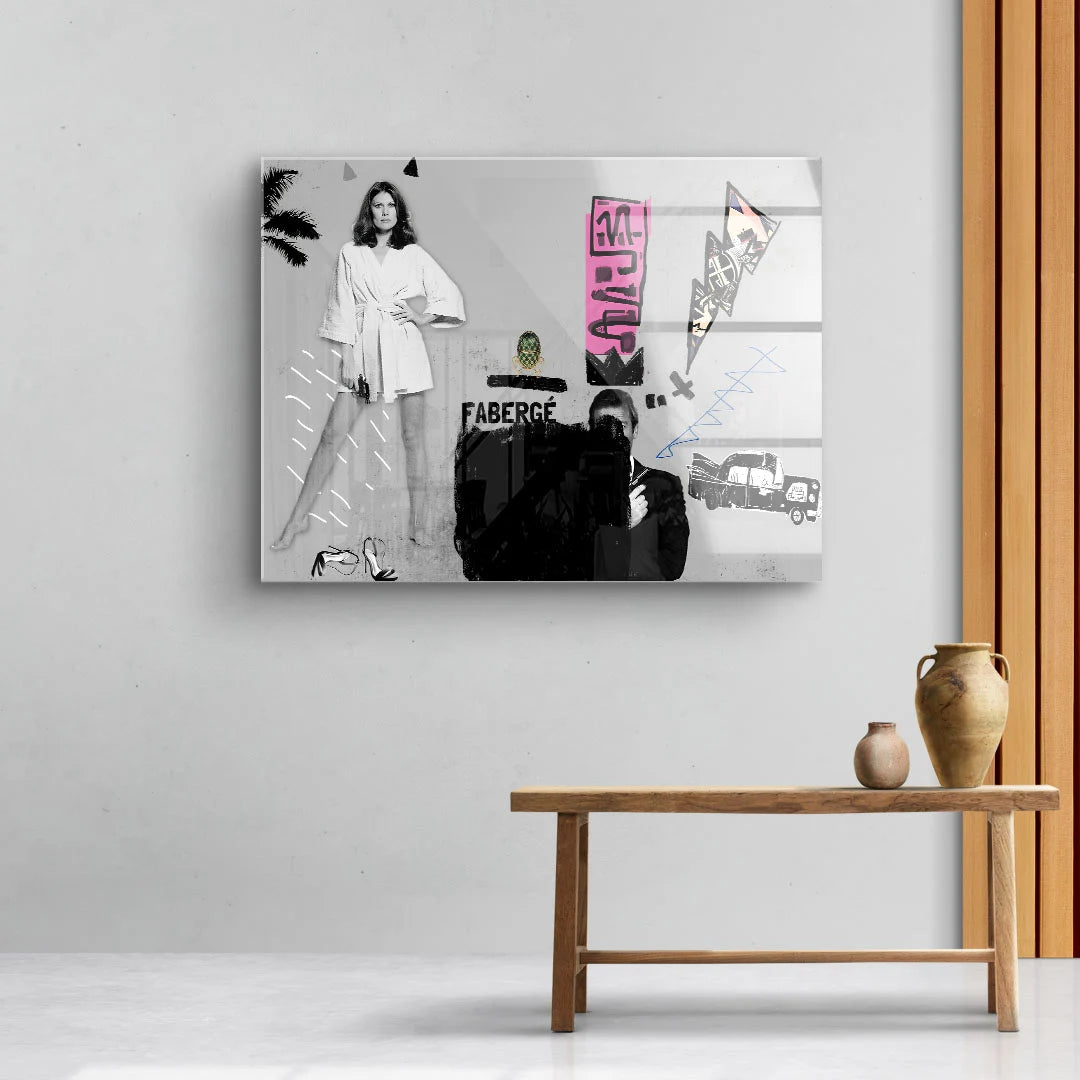 Modernes Wandbild mit Collage aus Frau in weißem Mantel, Graffiti und Schwarz-Weiß-Elementen