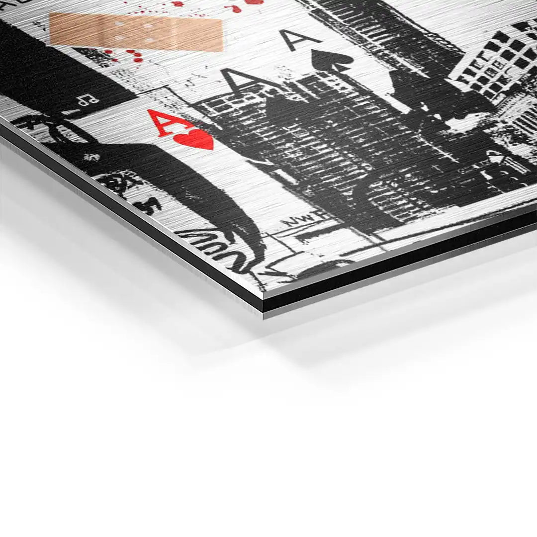 Detailaufnahme eines modernen Wandbilds mit Spielkartenmotiv, Joker, urbanem Design in Schwarz-Weiß und Rot.