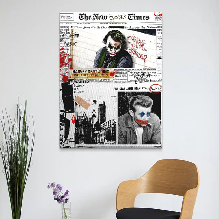 Wandbild im Pop Art Stil mit Joker-Motiv, Zeitungsausschnitten und urbaner Collage, an weißer Wand über modernem Stuhl.