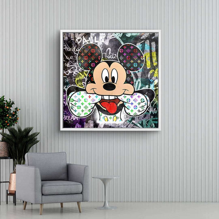 Modernes Wandbild mit bunter Comic-Maus im Pop Art Stil vor Graffiti-Hintergrund
