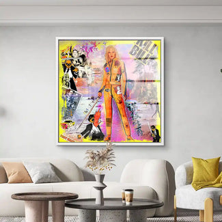Modernes Wandbild mit Kill Bill Motiv im Pop Art Stil, gelber Anzug, Katana, bunte Collage.