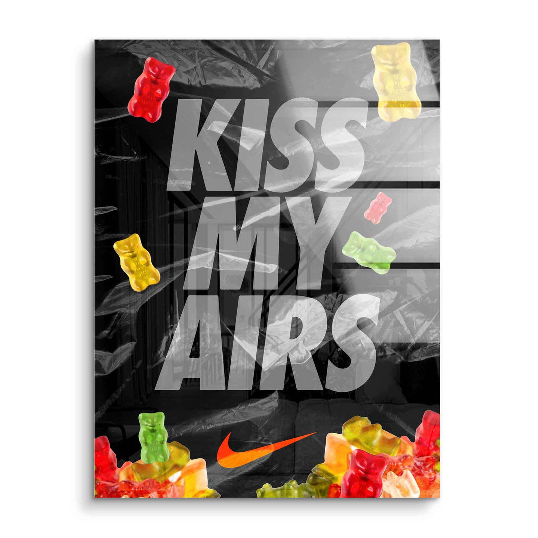 Modernes Wandbild mit Schriftzug 'Kiss My Airs', bunten Gummibärchen und Acrylglas-Effekt