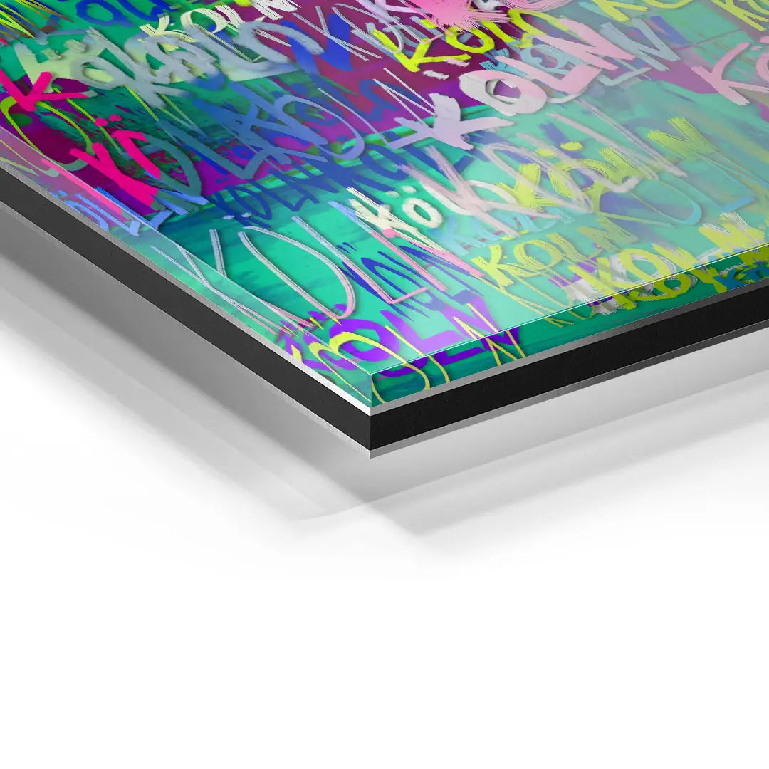 Modernes Acrylglas Wandbild Köln Graffiti Stil, bunte Schriftzüge auf grünem Hintergrund