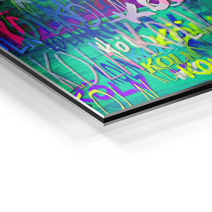 Modernes Wandbild Aluminium mit Köln-Schriftzug in bunten Farben auf grünem Hintergrund