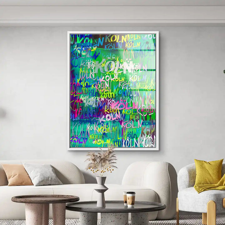 Modernes Wandbild mit buntem Köln-Schriftzug in stilvollem Wohnzimmer über Sofa