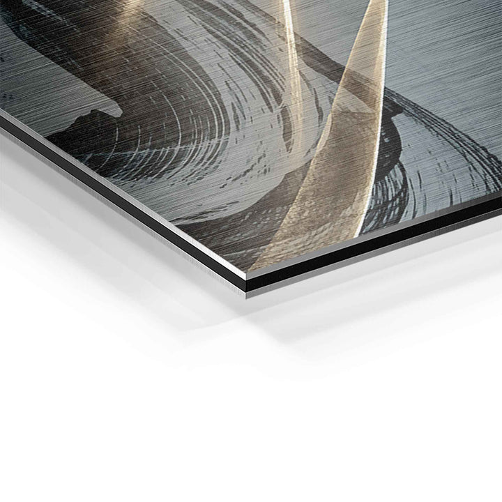 Detail eines abstrakten Wandbilds auf Aluminium mit schwarzen und goldenen Pinselstrichen