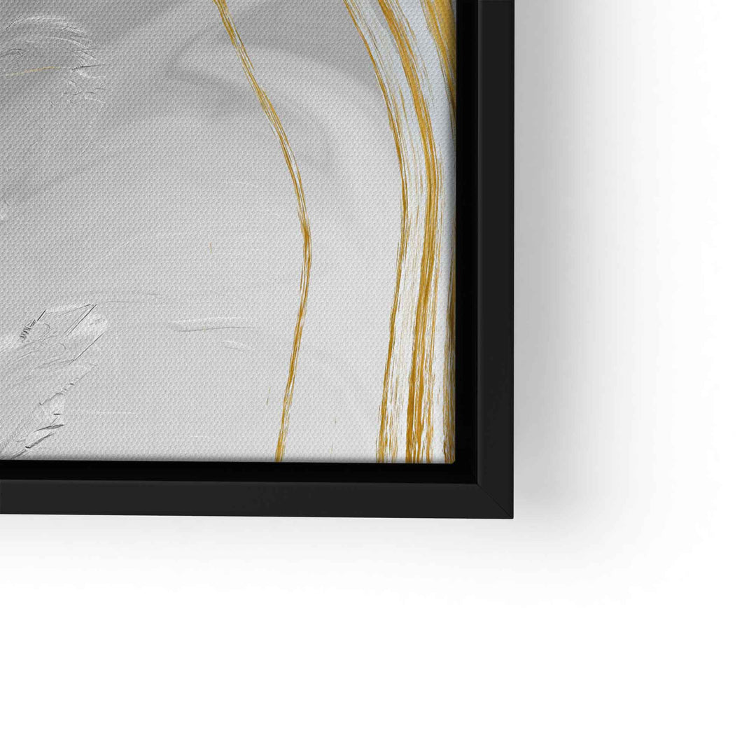Detail eines abstrakten Wandbilds mit goldenen und schwarzen Pinselstrichen auf weißem Hintergrund im schwarzen Rahmen