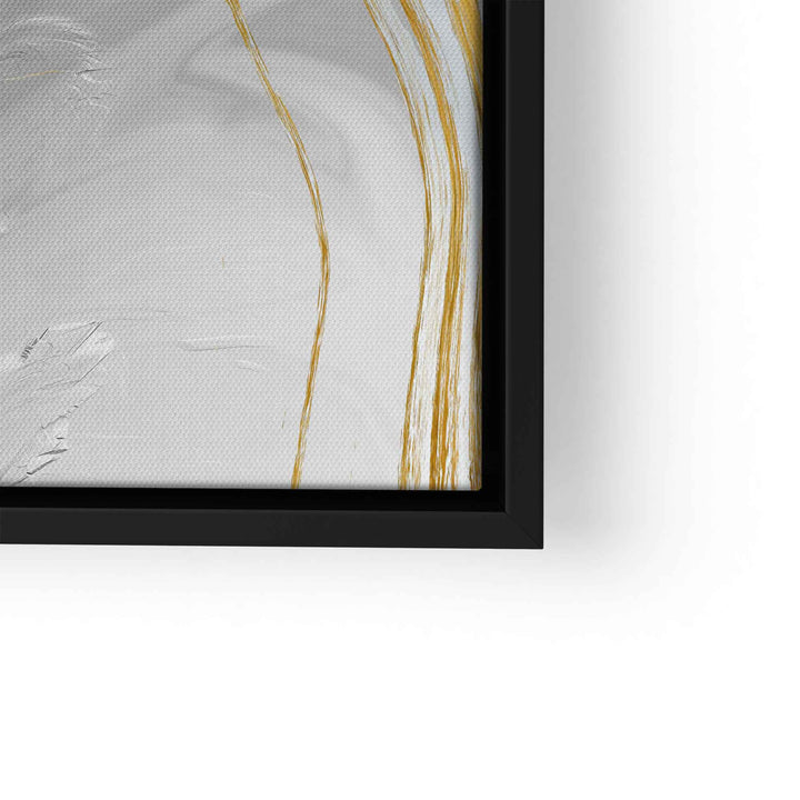 Detail eines abstrakten Wandbilds mit goldenen und schwarzen Pinselstrichen auf weißem Hintergrund im schwarzen Rahmen