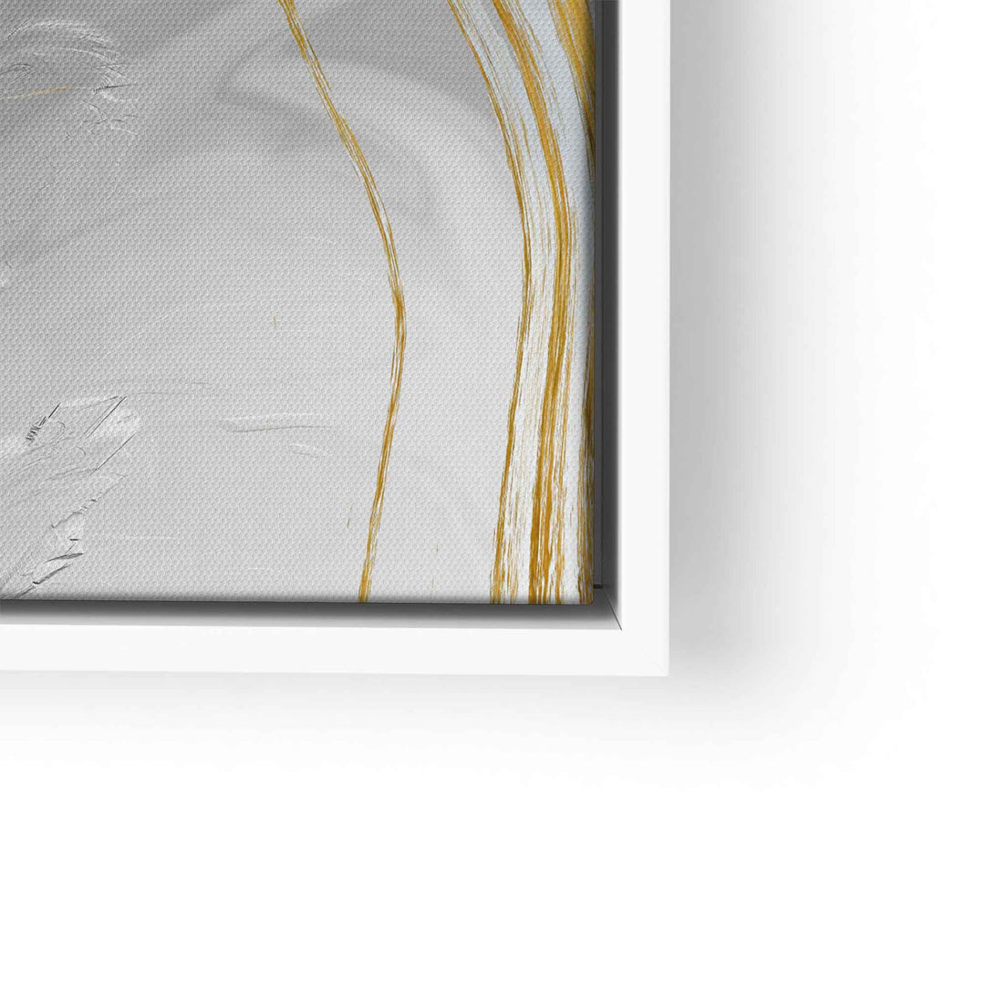 Abstraktes Wandbild mit goldenen und schwarzen Pinselstrichen auf weißem Hintergrund im Rahmen