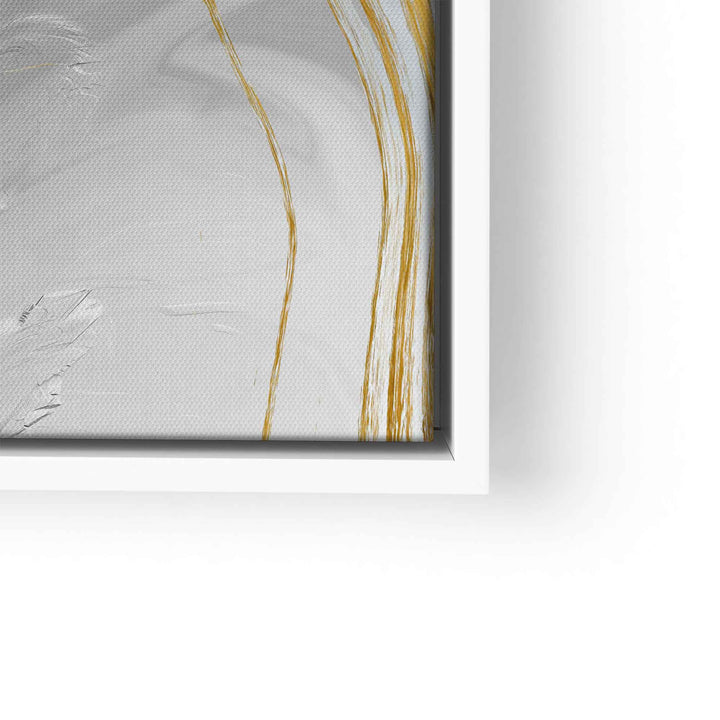 Abstraktes Wandbild mit goldenen und schwarzen Pinselstrichen auf weißem Hintergrund im Rahmen