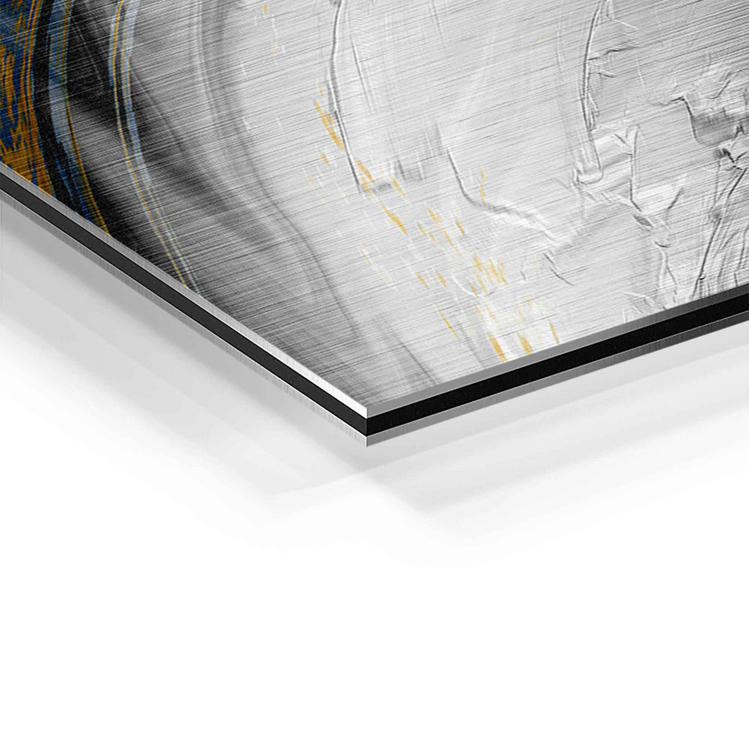 Detailansicht abstraktes Wandbild mit schwarzen, goldenen und grauen Pinselstrichen auf Acrylglas.