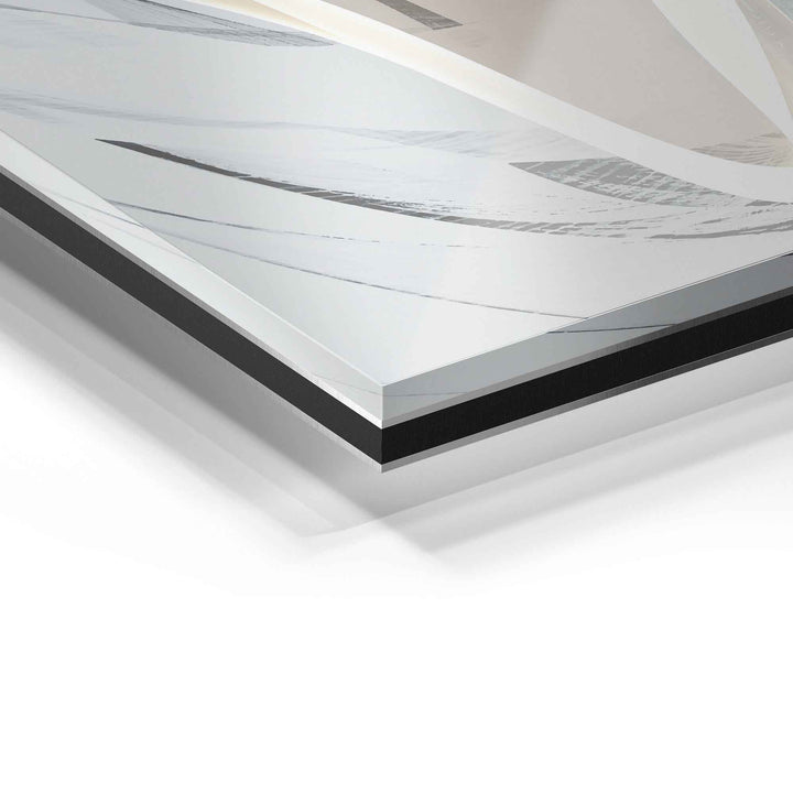 Detailansicht eines abstrakten Acrylglas-Wandbilds mit fließendem, modernem Design in hellen Tönen.