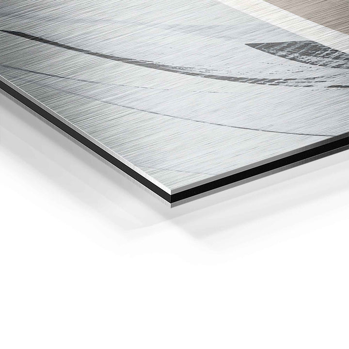 Detailaufnahme eines abstrakten Wandbilds auf Aluminium mit fließender, kreativer Kunst