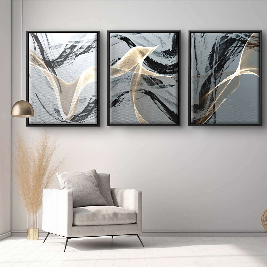 Abstrakte Wandbilder in Schwarz und Gold auf Leinwand, modernes Wohnzimmer mit Sessel