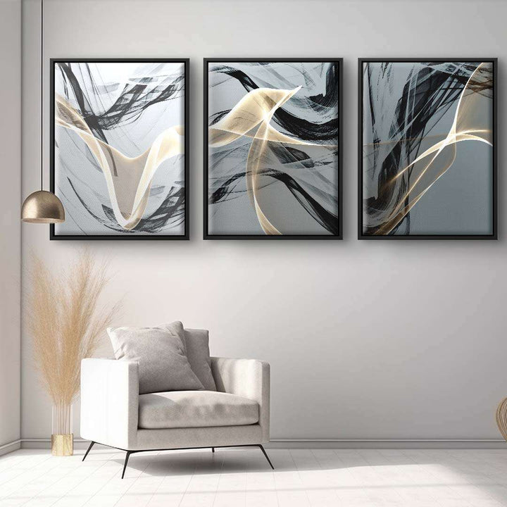 Abstrakte Wandbilder in Schwarz und Gold auf Leinwand, modernes Wohnzimmer mit Sessel