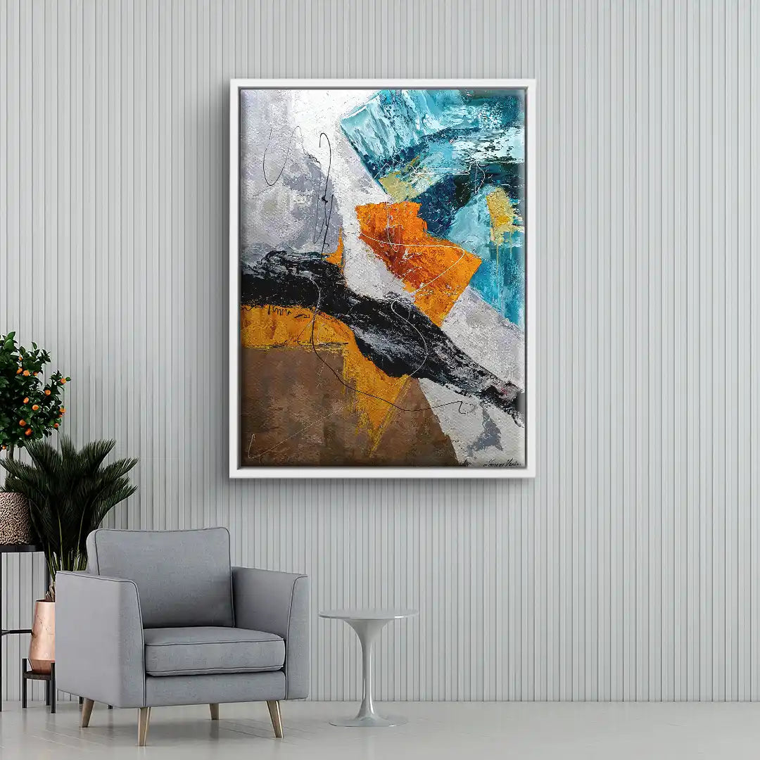 Modernes abstraktes Wandbild mit bunten Farbflächen in Blau, Orange, Schwarz und Grau, aufgehängt in stilvollem Wohnzimmer