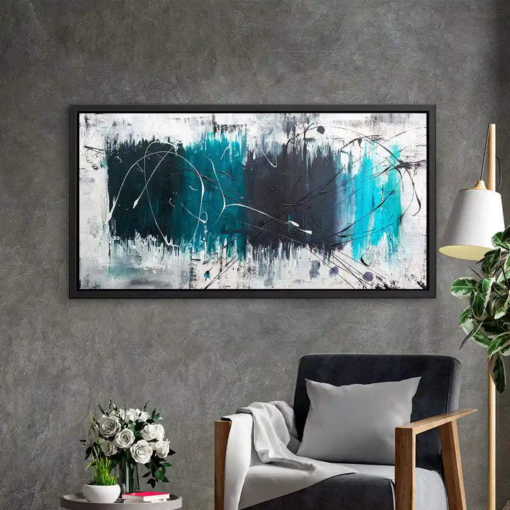 Modernes abstraktes Wandbild in Blau, Schwarz und Weiß an grauer Wand, Wohnzimmerdeko