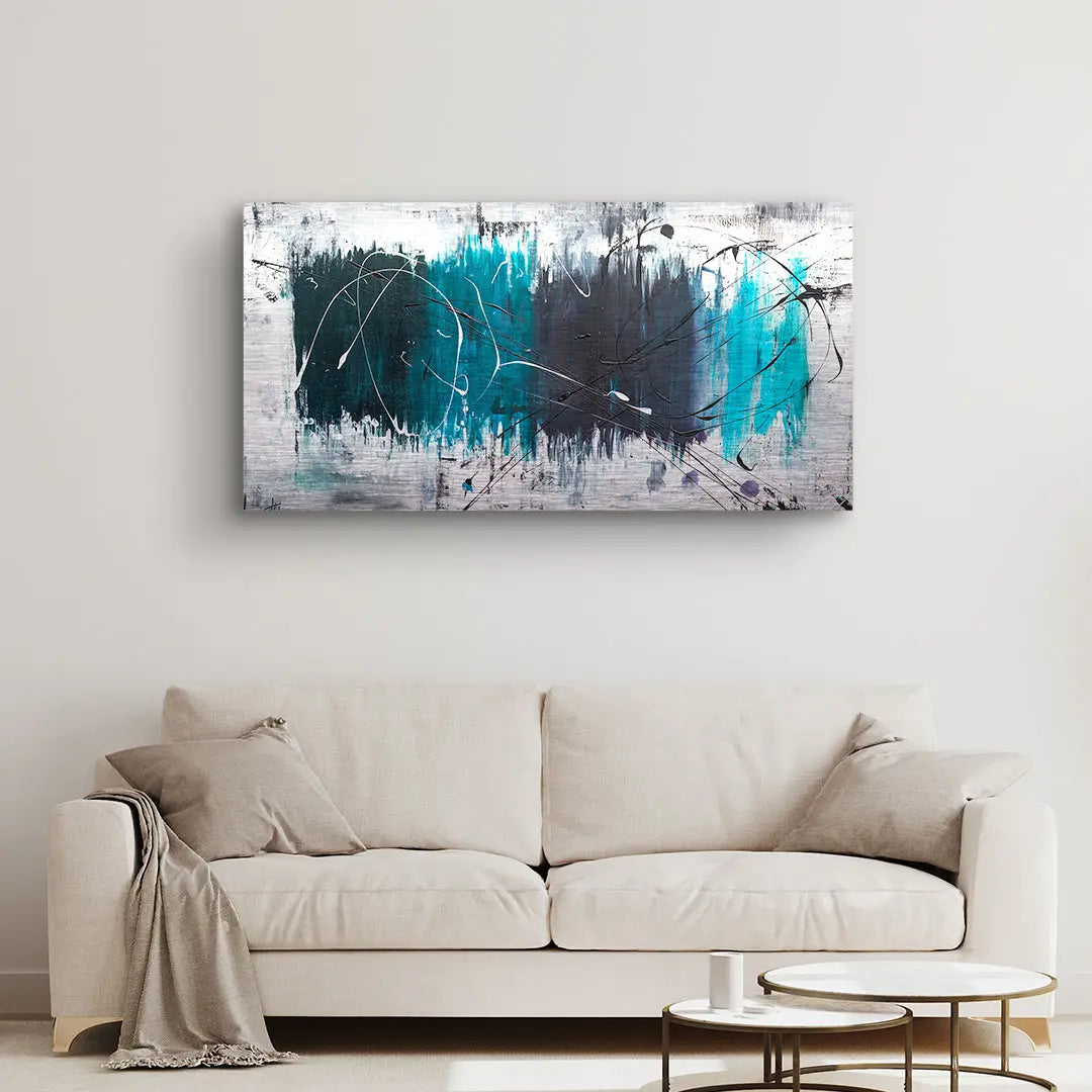 Abstraktes Wandbild mit türkis, schwarz und weißen Farbakzenten über Sofa im Wohnzimmer