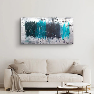 Abstraktes Wandbild mit türkis, schwarz und weißen Farbakzenten über Sofa im Wohnzimmer