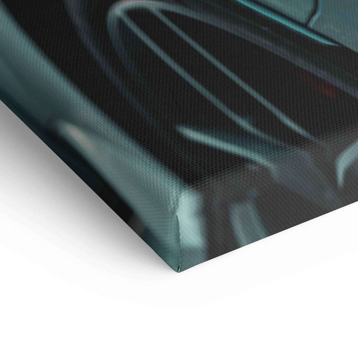 Detailaufnahme eines Leinwandbilds mit modernem Auto-Motiv, glänzende Oberfläche sichtbar