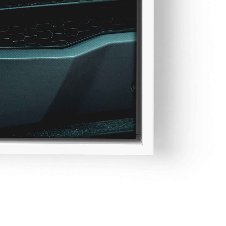 Detailansicht eines modernen Wandbilds mit Lamborghini Huracán, kantiges Heckdesign, gerahmt