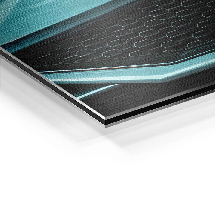 Detailaufnahme eines modernen Wandbilds mit Auto-Motiv auf gebürstetem Aluminium