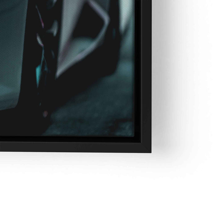 Detail eines gerahmten Wandbilds mit Sportwagen-Motiv in modernen Farben