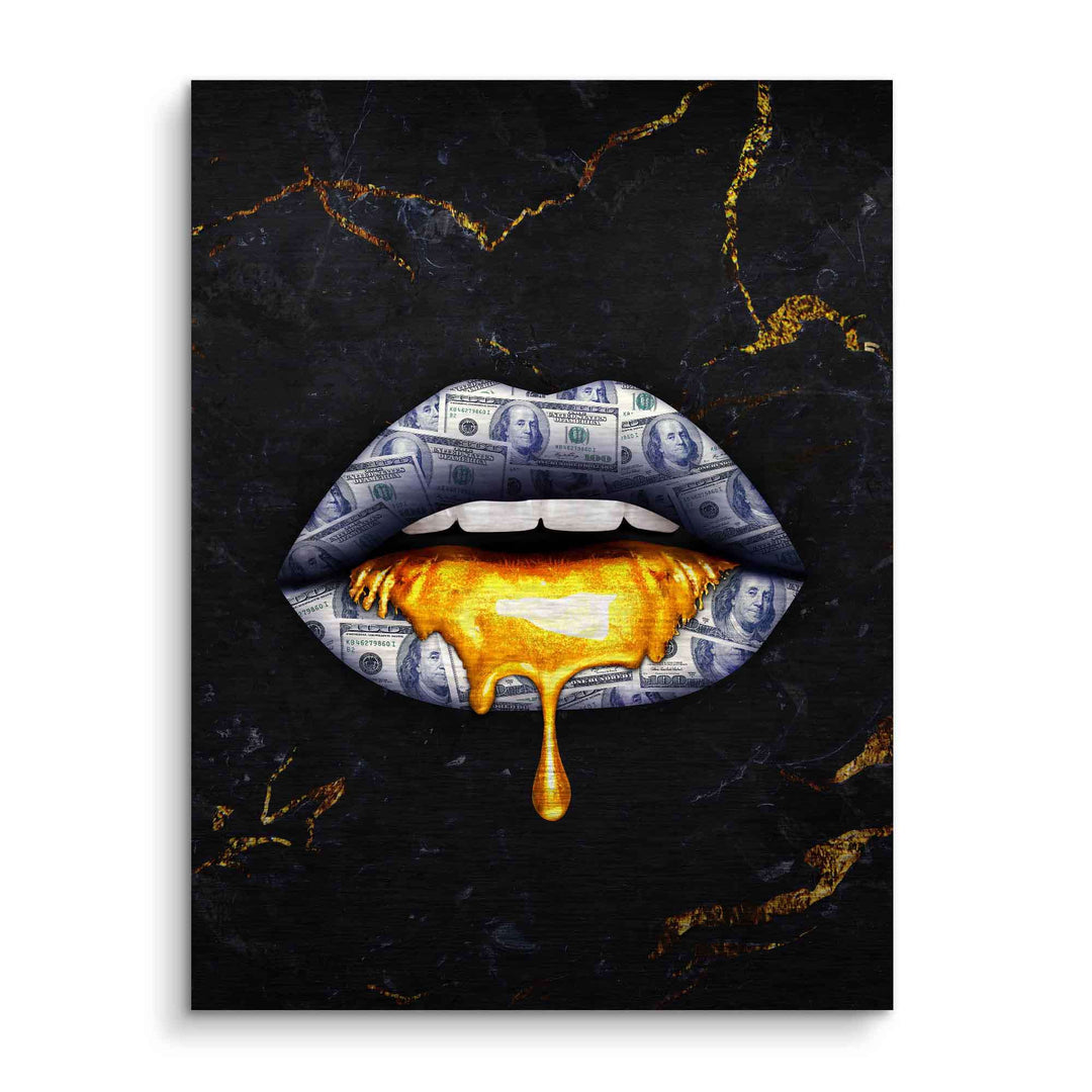 Modernes Wandbild mit Lippen aus Geldscheinen und goldener Farbe auf dunklem Marmor-Hintergrund.
