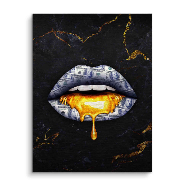 Modernes Wandbild mit Lippen aus Geldscheinen und goldener Farbe auf dunklem Marmor-Hintergrund.
