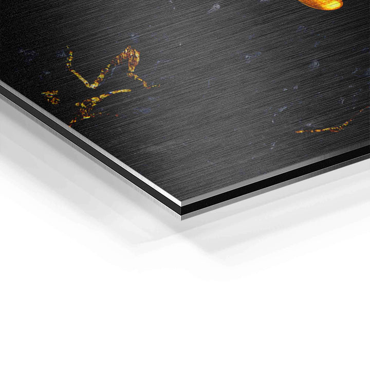 Detail eines Wandbilds mit goldenen Lippen auf gebürstetem Aluminium, moderner Kunststil