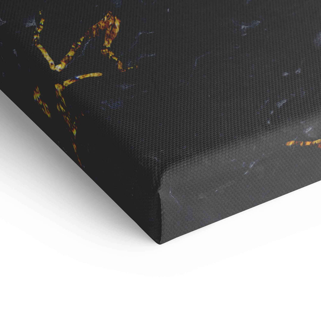 Detailansicht Wandbild auf Leinwand mit goldenen Lippen auf schwarzem Hintergrund