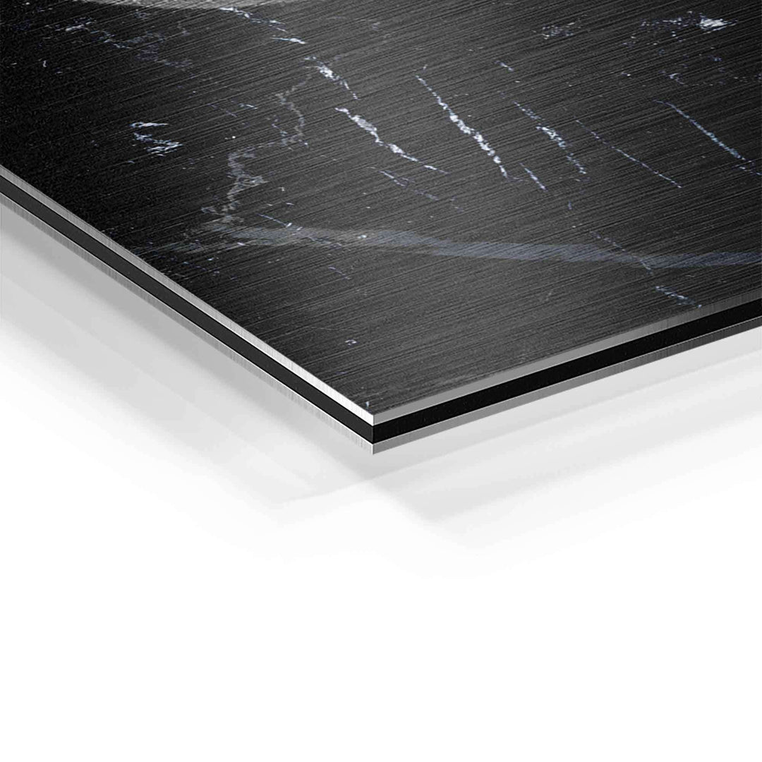 Detailaufnahme einer gebürsteten Aluminium-Wandbildkante mit dunkler Marmorierung