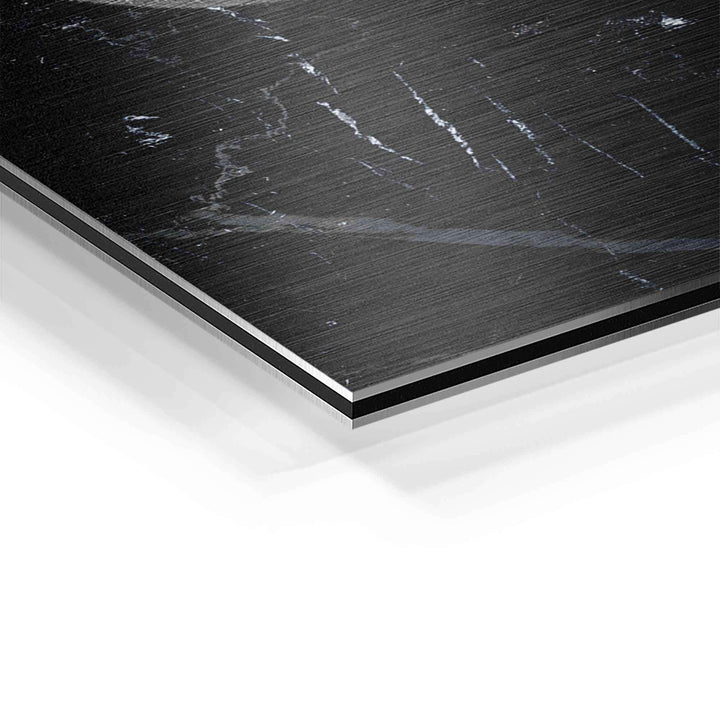 Detailaufnahme einer gebürsteten Aluminium-Wandbildkante mit dunkler Marmorierung