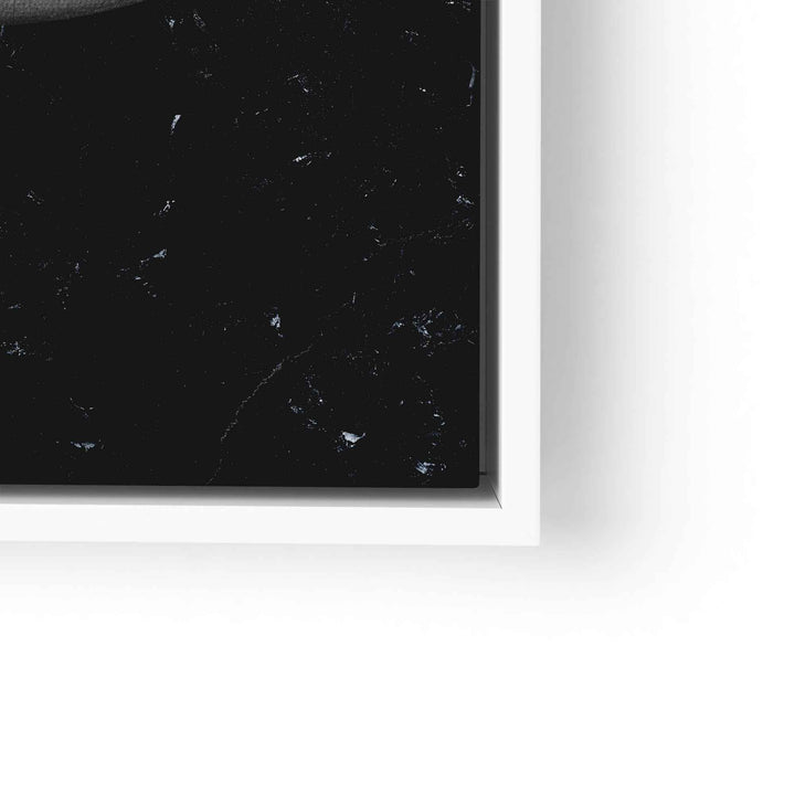 Detail eines modernen Wandbilds mit schwarzem Hintergrund in weißem Rahmen