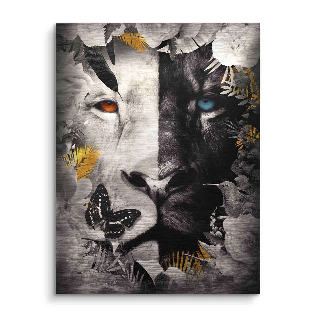 Modernes Wandbild mit geteiltem Löwen-Gesicht, Schmetterling und floralen Elementen