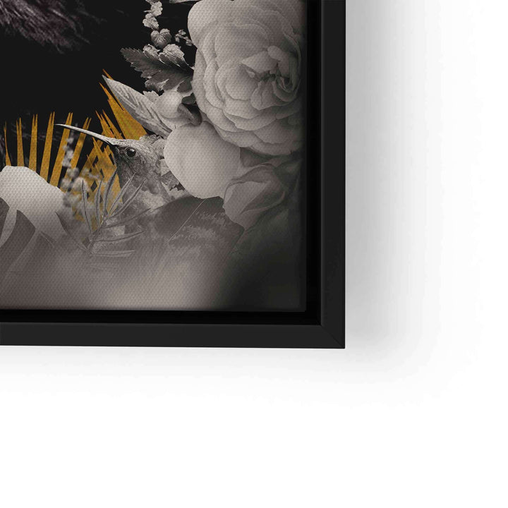 Detail eines Wandbilds mit Kolibri, weißen Blumen und goldenen Blättern im schwarzen Rahmen