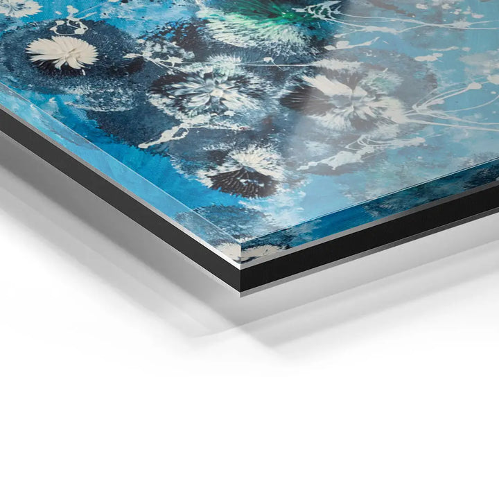 Detailansicht Acrylglas Wandbild mit weißen Löwenzahn-Blumen auf blauem Hintergrund