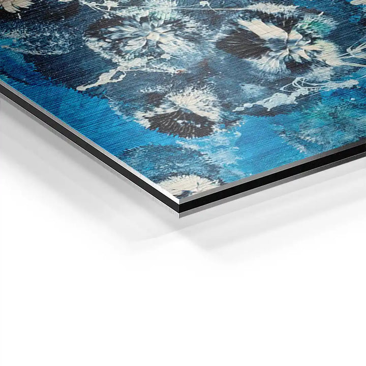 Detailaufnahme Wandbild mit Löwenzahn-Motiv auf gebürstetem Aluminium, blaue Farbtöne