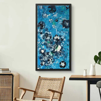 Abstraktes Wandbild mit Löwenzahn-Motiv auf blauem Hintergrund, dekorativ im Wohnzimmer