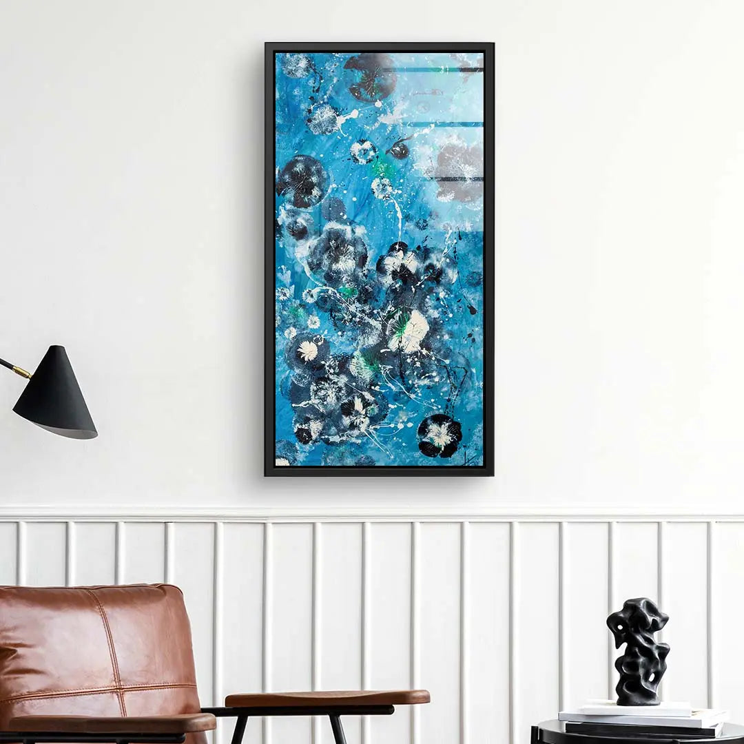 Abstraktes Wandbild mit Löwenzahn-Motiv auf blauem Hintergrund im modernen Wohnzimmer