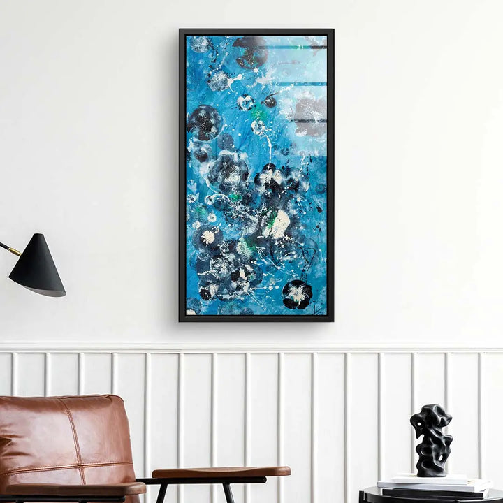 Abstraktes Wandbild mit Löwenzahn-Motiv auf blauem Hintergrund im modernen Wohnzimmer