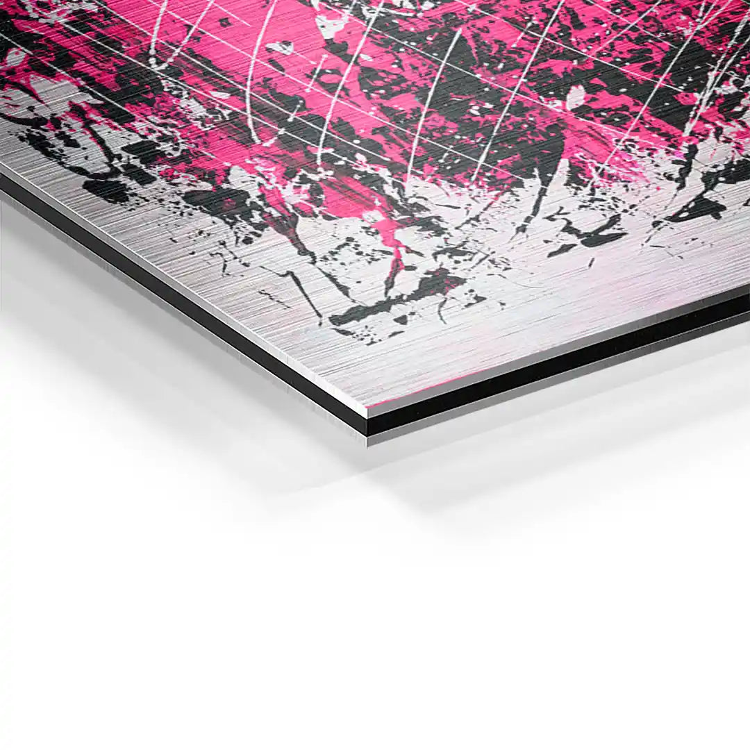 Detailaufnahme eines modernen Wandbilds auf Aluminium mit pink-schwarzem abstraktem Muster