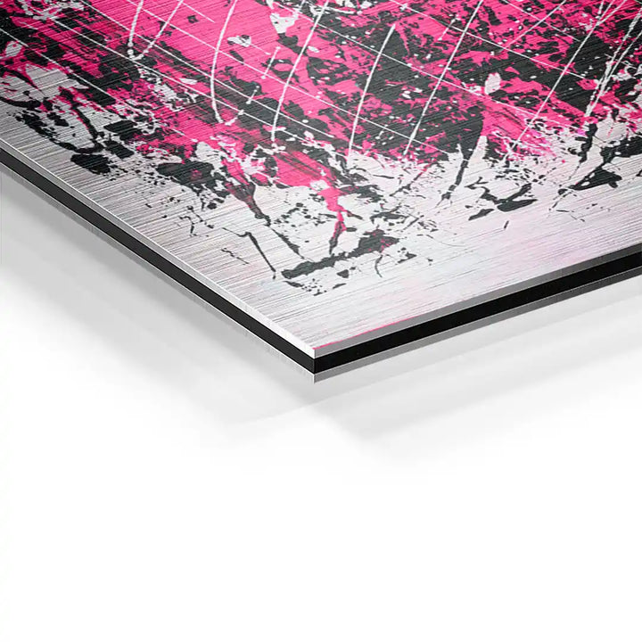 Detailaufnahme eines modernen Wandbilds auf Aluminium mit pink-schwarzem abstraktem Muster
