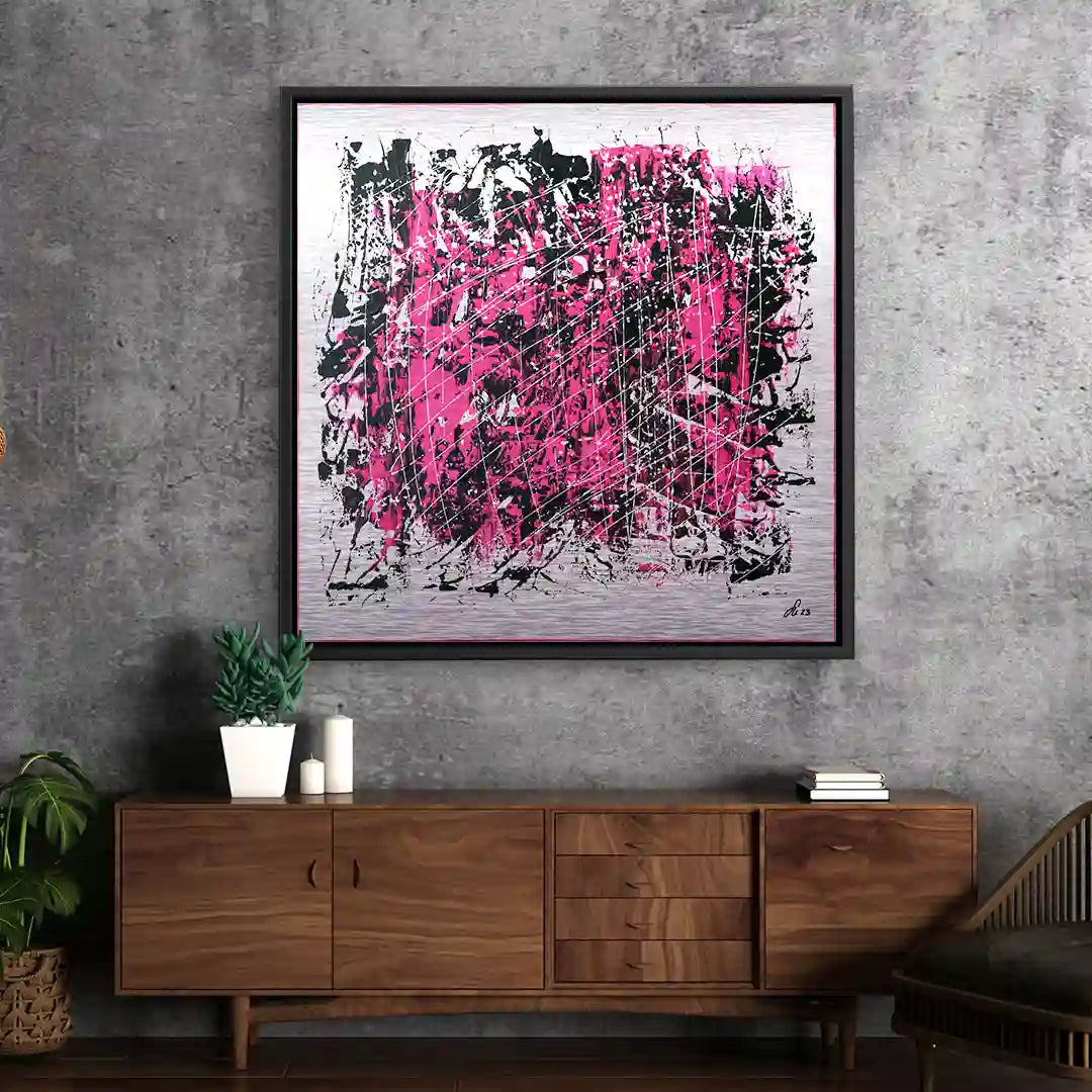 Abstraktes Wandbild mit pinken und schwarzen Farbspritzern auf silbernem Hintergrund, moderne Wohnwand