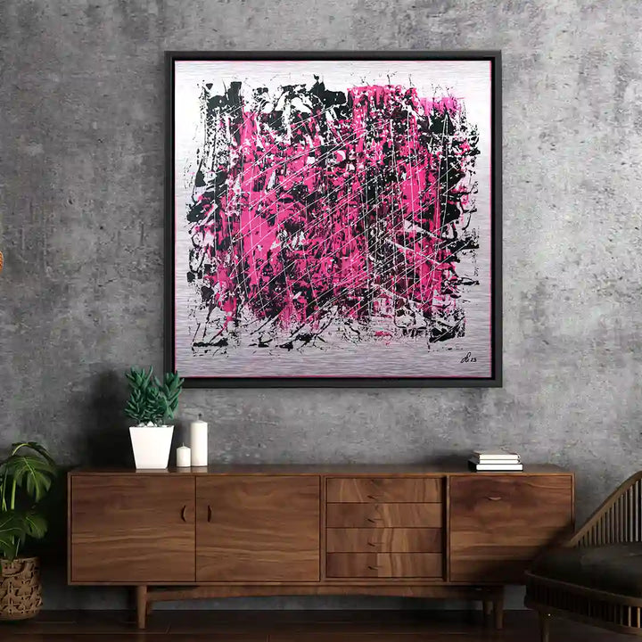 Abstraktes Wandbild mit pinken und schwarzen Farbspritzern auf silbernem Hintergrund, moderne Wohnwand
