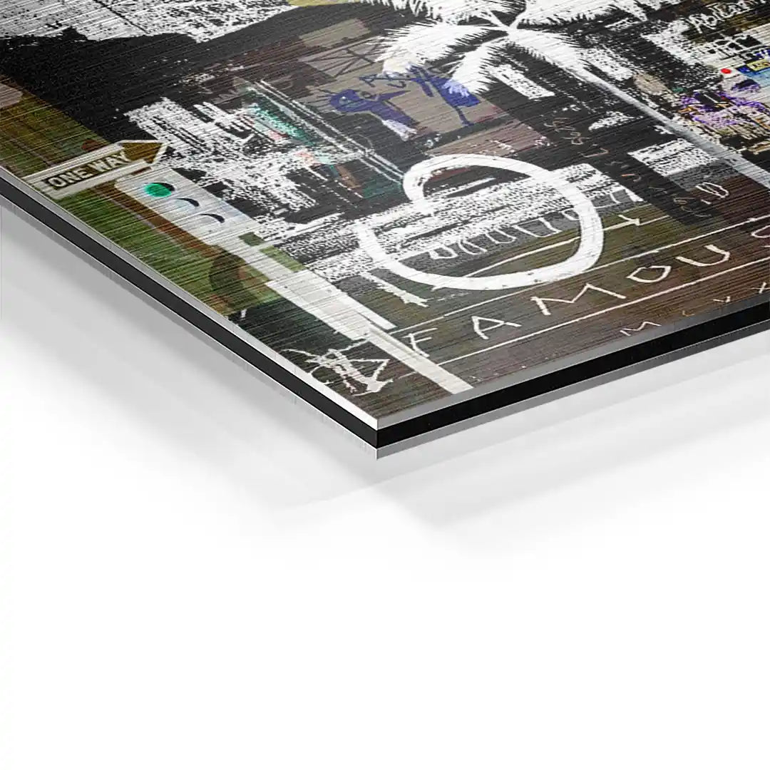 Detail eines modernen Los Angeles Wandbilds auf Aluminium mit Straßenschildern und Palmen