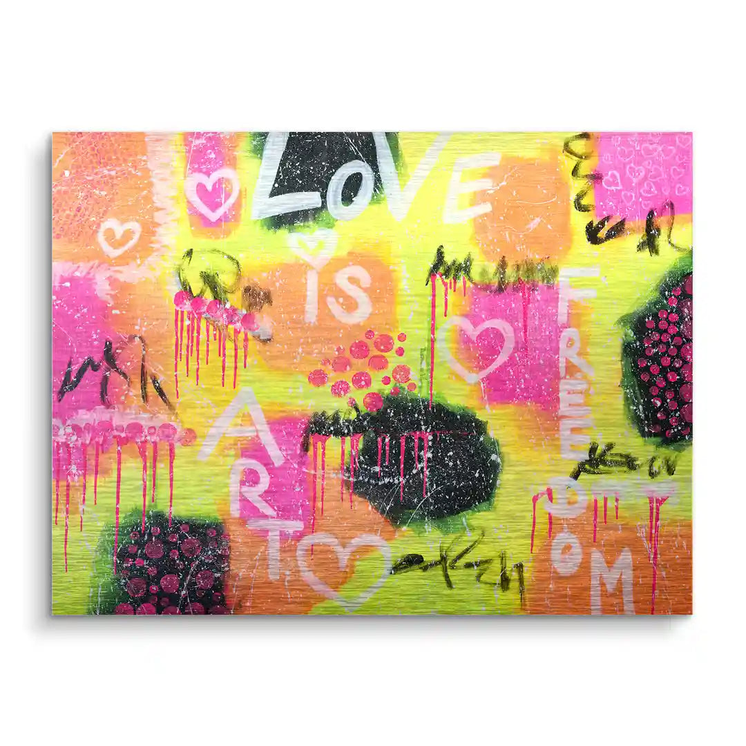 Buntes Graffiti-Wandbild mit Text Love is Freedom, Herzen und abstrakten Formen