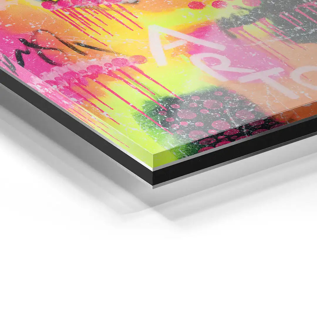 Detail eines modernen Acrylglas-Wandbilds mit bunten Farben und Schriftzug, Pop Art Stil