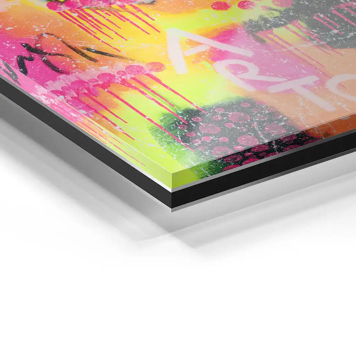 Detail eines modernen Acrylglas-Wandbilds mit bunten Farben und Schriftzug, Pop Art Stil