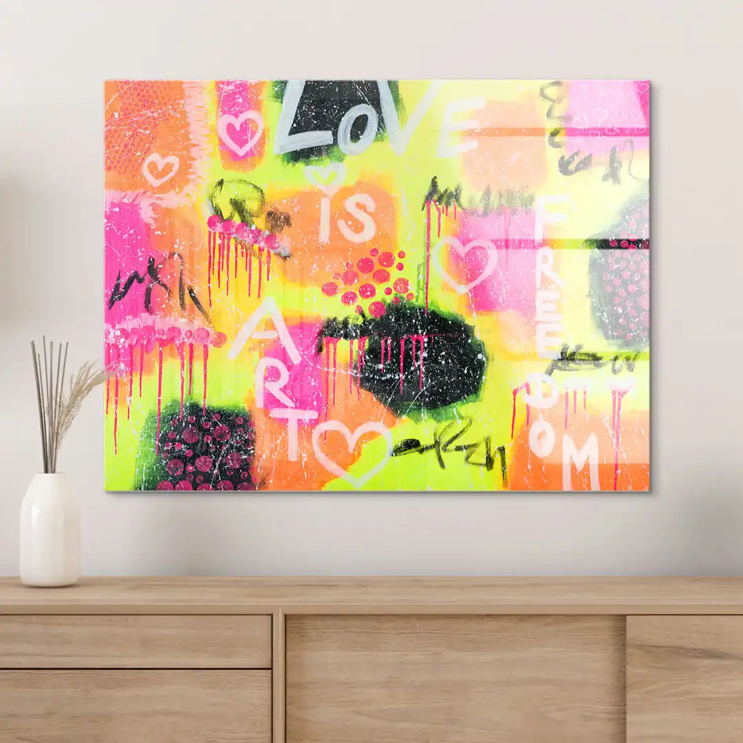 Modernes, buntes Wandbild mit Graffiti-Schriftzug Love is Art Freedom und Herzmotiven